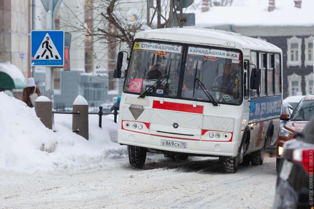 Томичка получила травмы, когда рассчитывалась за проезд в маршрутке