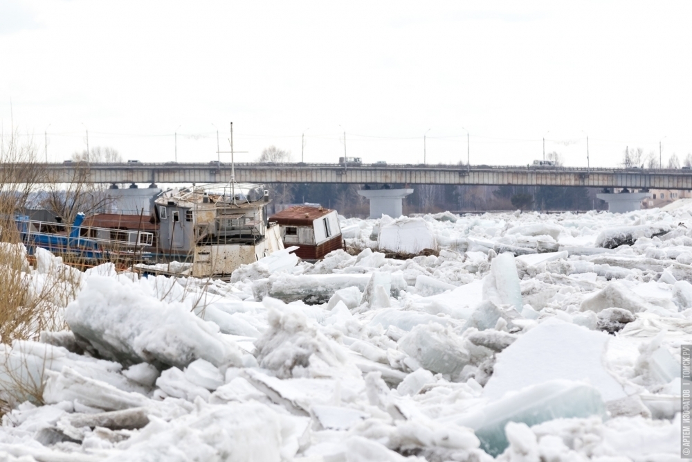 Ледовый затор. Ледоход на Оби в Томской области. Затор на реке. Затор льда на реке. Зажоры льда на реках.