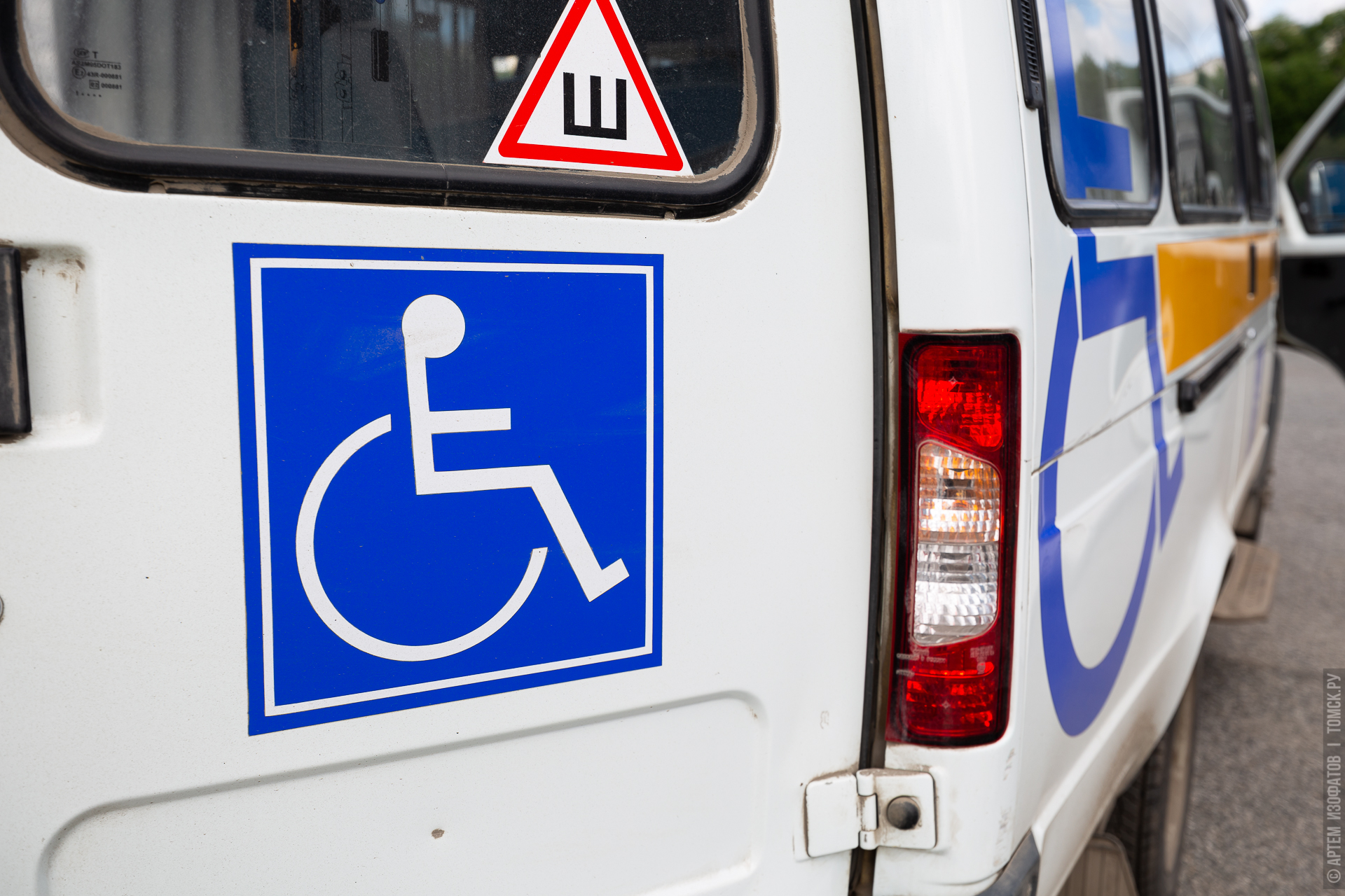 Автомобиль со знаком инвалид. Газель с знаком инвалид. Знак ручное управление автомобилем. Знак «инвалид». Социальное такси знак.
