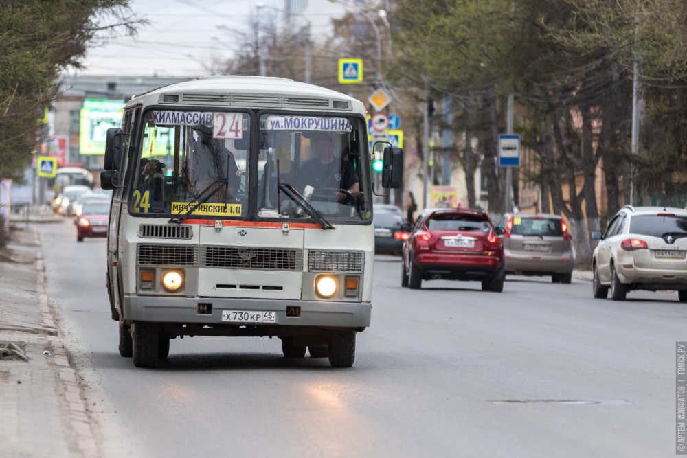 Маршрутка задымилась на остановке в Томске