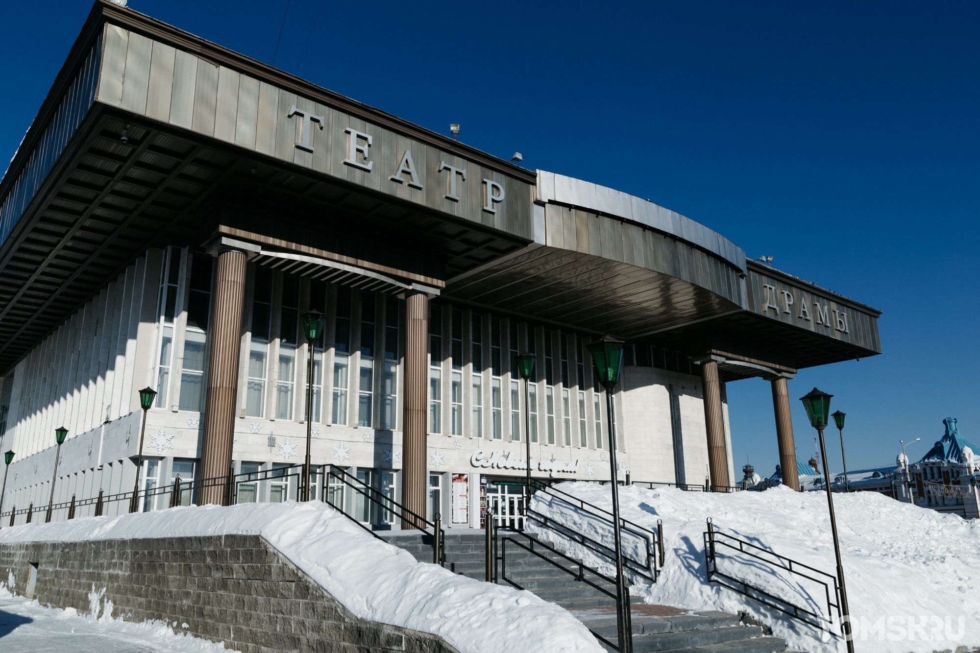 Драмтеатр томск. Томский областной драматический театр. Театр драмы Томск внутри. Балкон в театре драмы Томск. Театр драмы Томск Логинов.