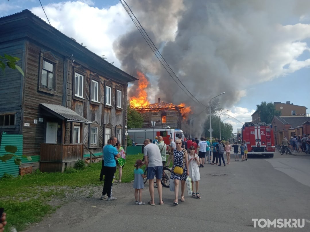 В центре Томска загорелся исторический деревянный дом — TOMSK.RU