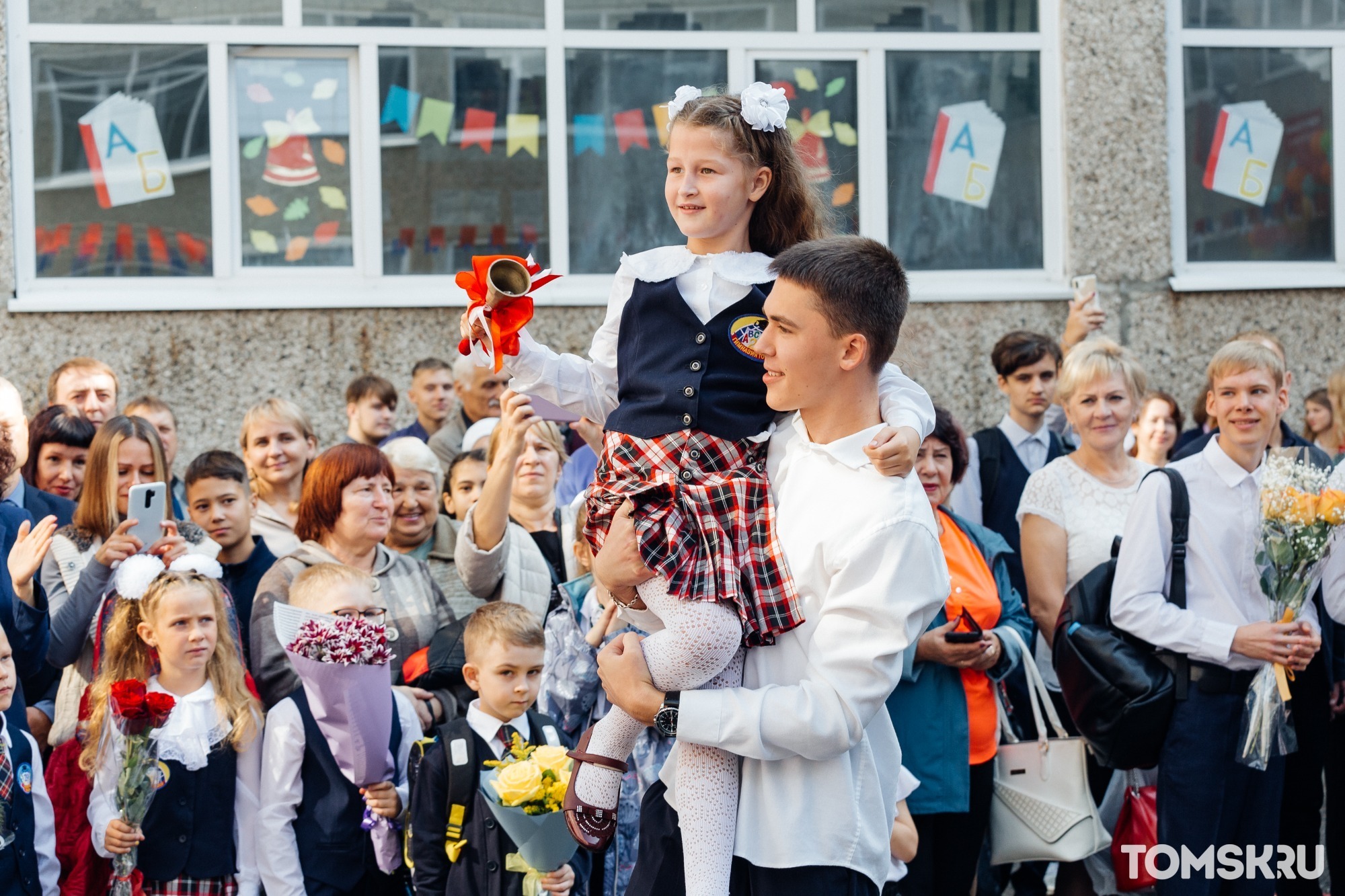 Банты, цветы и первый звонок: фоторепортаж с торжественной линейки от  Tomsk.ru — TOMSK.RU