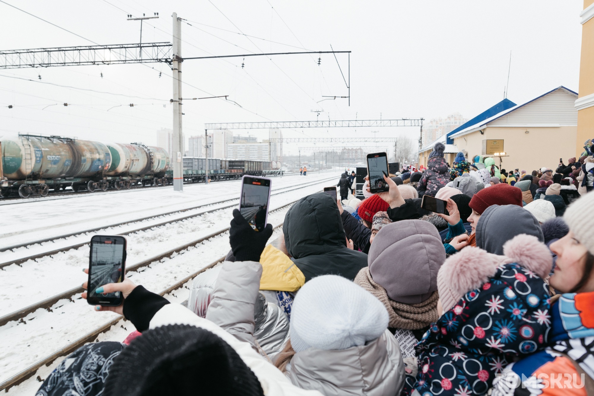 Дети и родители встретили поезд Деда Мороза в Томске. Фоторепортаж — TOMSK .RU