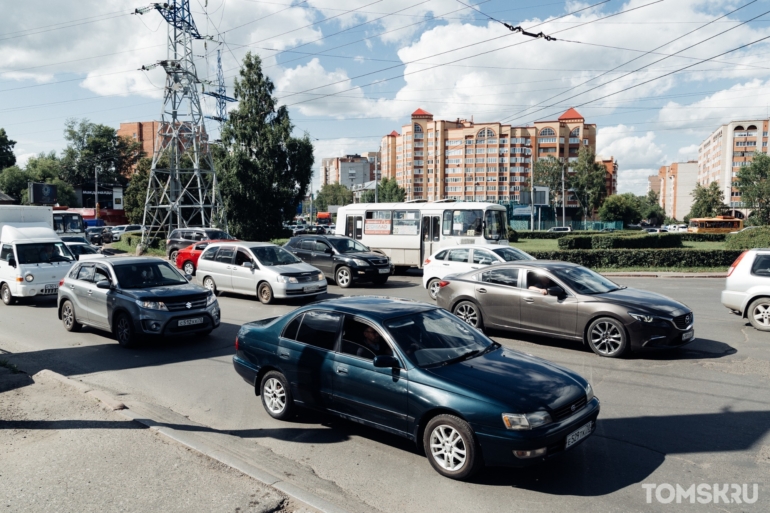 А против В: кто кому больше мешает на дорогах Томска