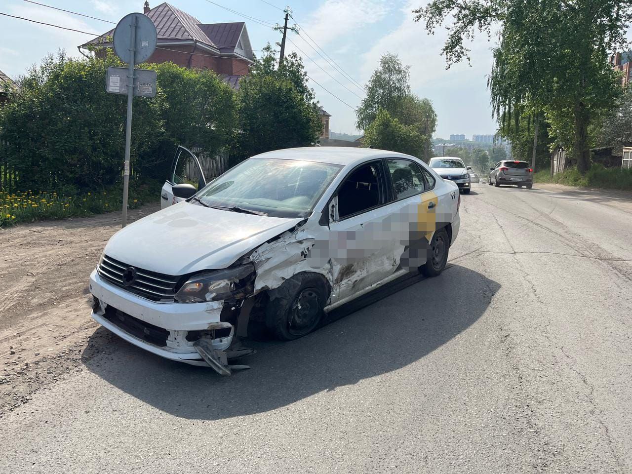 Автомобиль такси попал в ДТП в Томске: один человек пострадал • TOMSK.RU