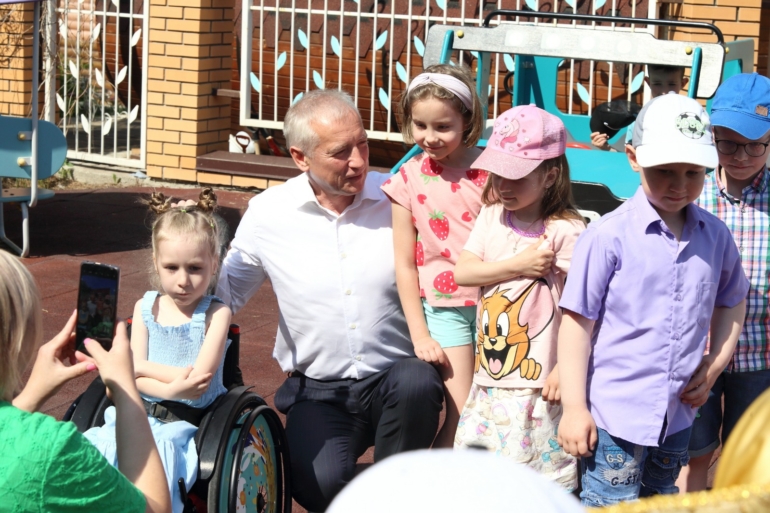 Владимир Мазур поздравил с Днем защиты детей подопечных фонда Алены Петровой