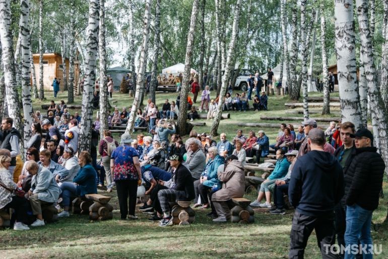 Мастера куют и пилят, гости гуляют и едят: как проходит «Праздник топора-2023»