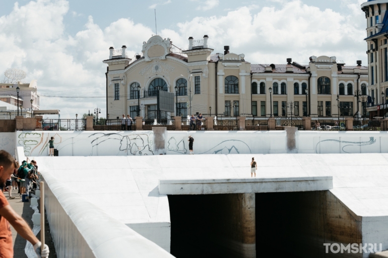 «Выход в город» продолжается: началась работа над масштабным муралом на Набережной