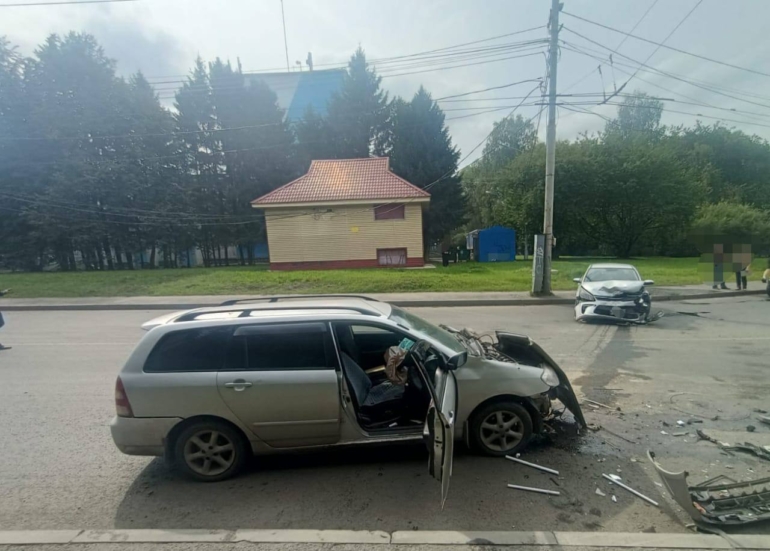 ДТП в Томске: женщина пострадала при столкновении двух иномарок