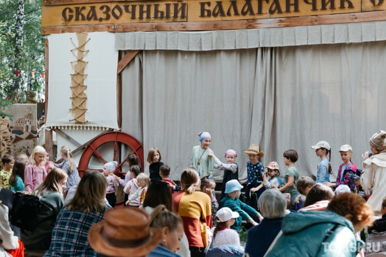 Мастера куют и пилят, гости гуляют и едят: как проходит «Праздник топора-2023»