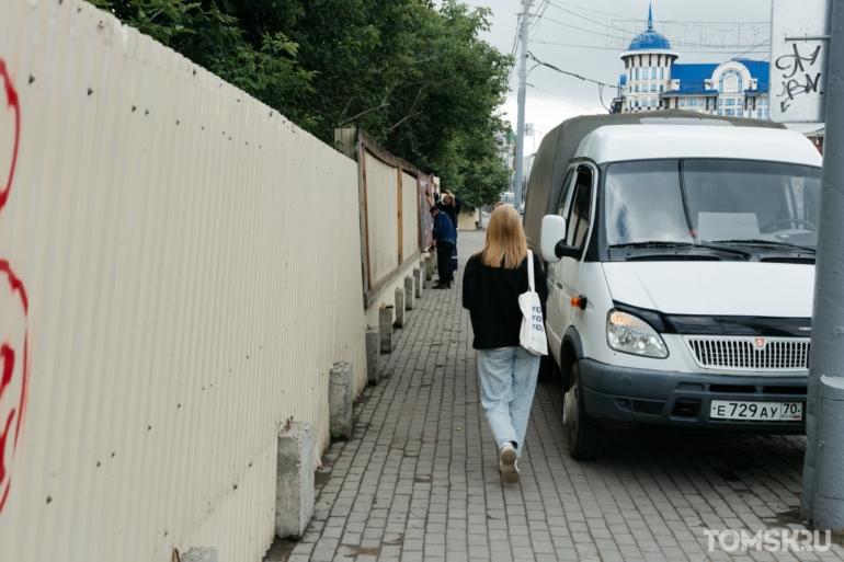 В Томске начали разбирать забор на Набережной реки Ушайки