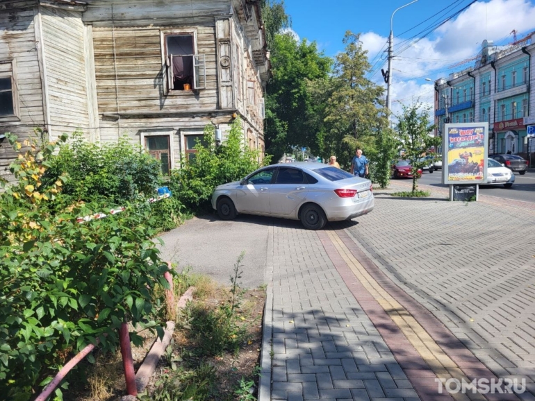 Мастера томской парковки: странный флешмоб и единение с природой