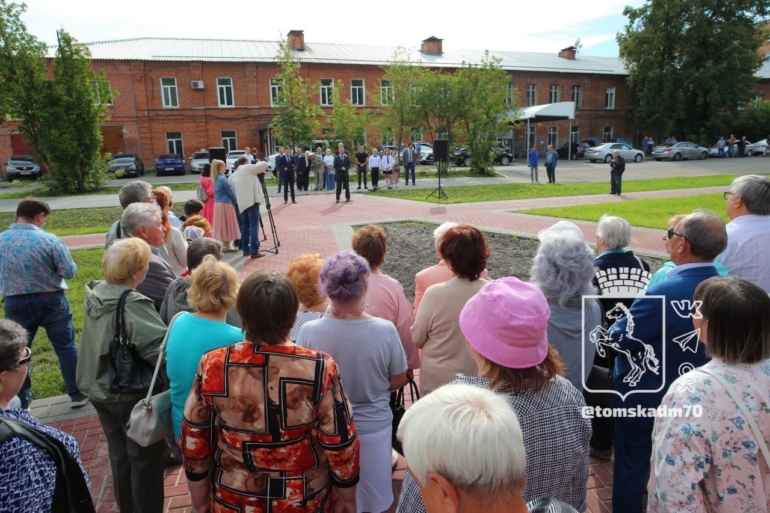 На улице Нахимова открылось новое общественное пространство