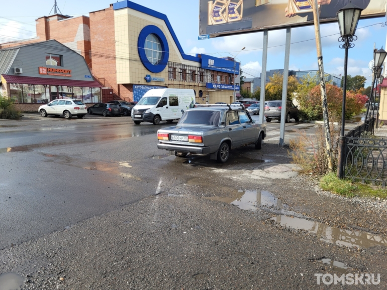 Мастера томской парковки: бунт самокатов или стоянка без колес