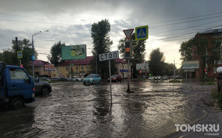 Центр Томска затопило после десятиминутного ливня