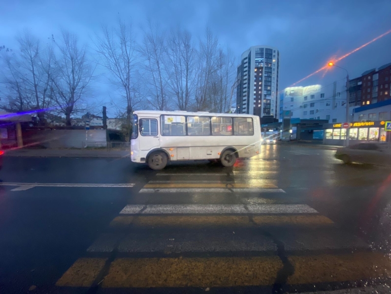 В Томске маршрутка сбила женщину на переходе