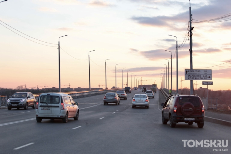 Колею на томском Коммунальном мосту уберут в следующем году по гарантии