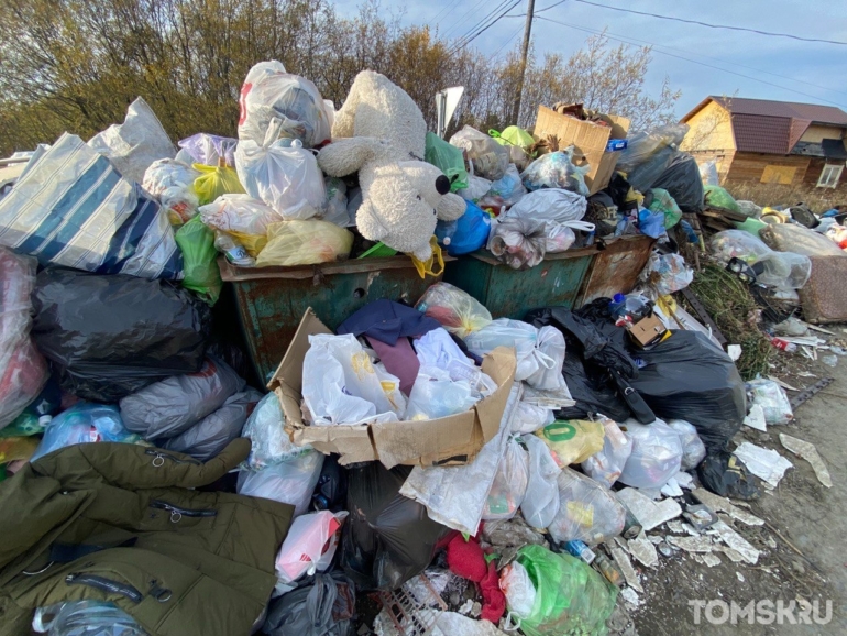 Жители села Корнилово жалуются на вонь от свалки, которую не вывозят с весны