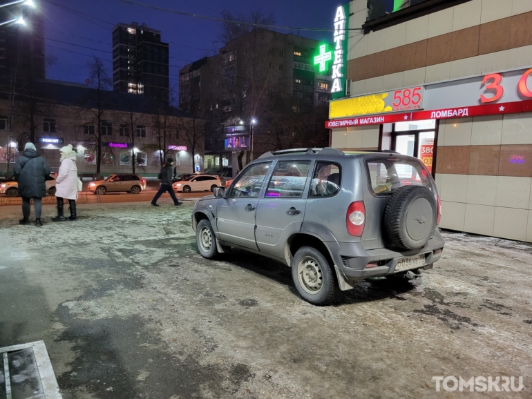 Мастера томской парковки: аномальные газоны или игра в прятки