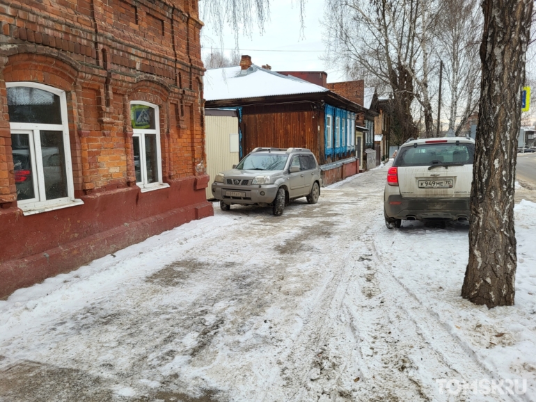 Мастера томской парковки: дворовые приключения или неожиданная акробатика