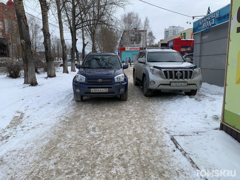 Мастера томской парковки: короли тротуара или нарушения прошлого