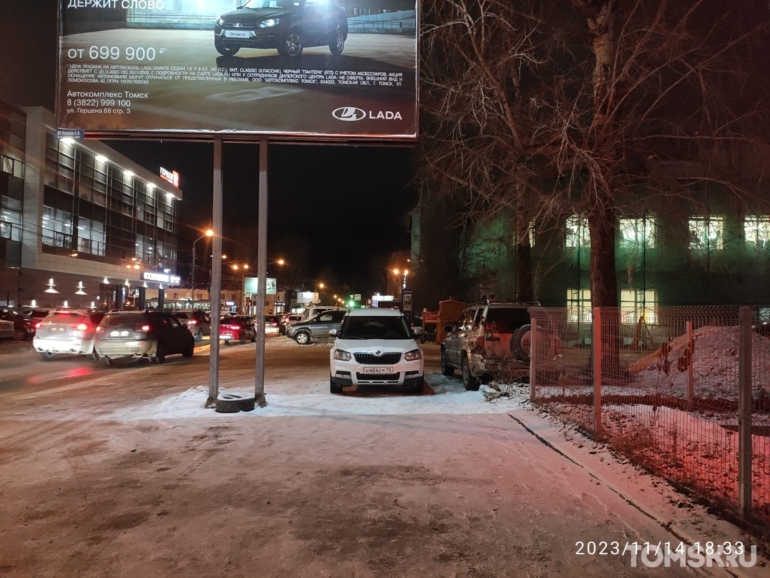 Мастера томской парковки: аномальные газоны или игра в прятки