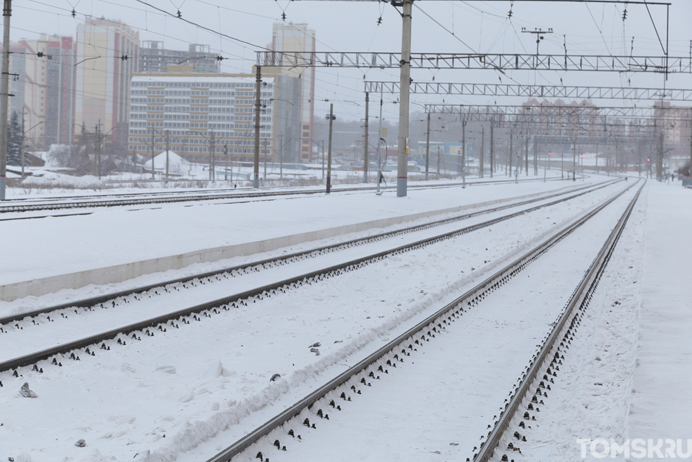 Краснодар томск жд. Поезд Томск Улу юл. ЖД пл Новоподрезково. Электричка Томск. Железнодорожный переезд Томск Степановка.