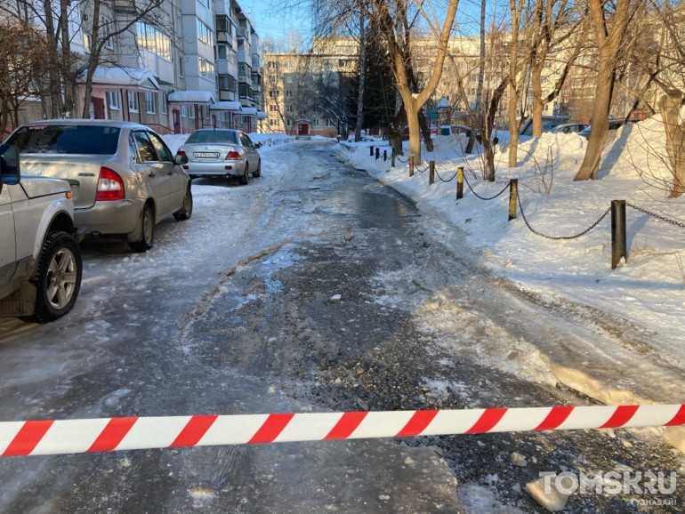 Парковку во дворе томской многоэтажки затопило из-за коммунальной аварии