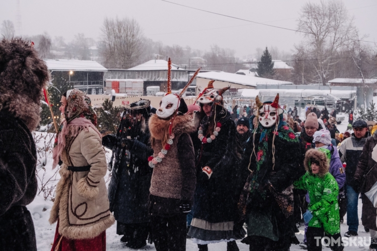 Маски, атмосфера и гуляния: как прошли городские колядки Первого музея славянской мифологии