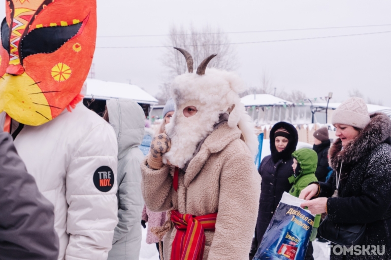 Маски, атмосфера и гуляния: как прошли городские колядки Первого музея славянской мифологии