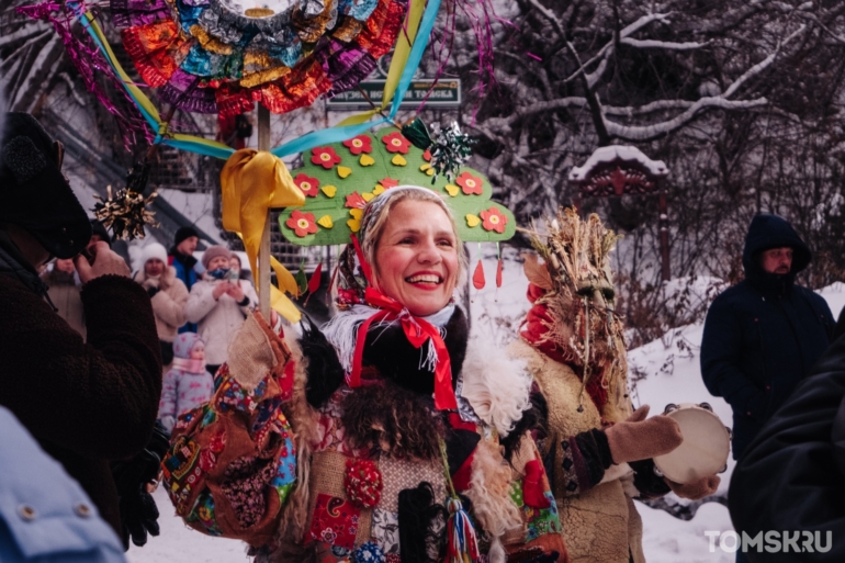 Маски, атмосфера и гуляния: как прошли городские колядки Первого музея славянской мифологии