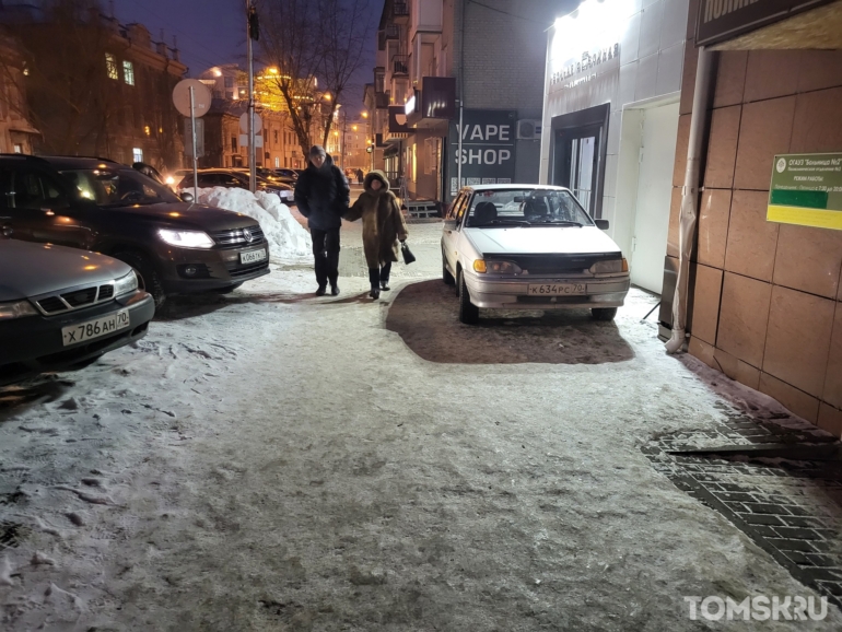 Мастера томской парковки: странности на «зебре» или попытка скрыться