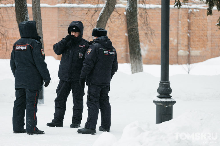 Томичи несут цветы к Камню Скорби в память о политике Алексее Навальном