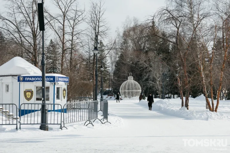 Главную новогоднюю ель Томска начали разбирать