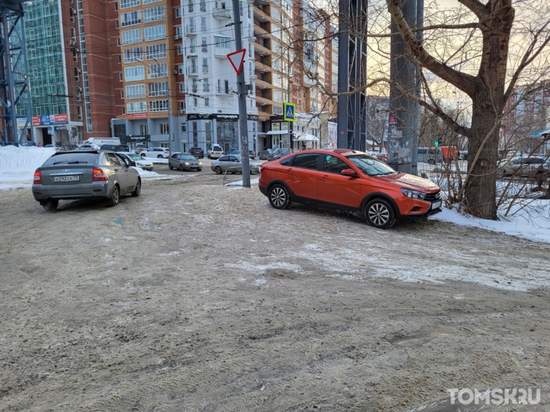 Мастера томской парковки: тротуарные герои или трудности при поворотах