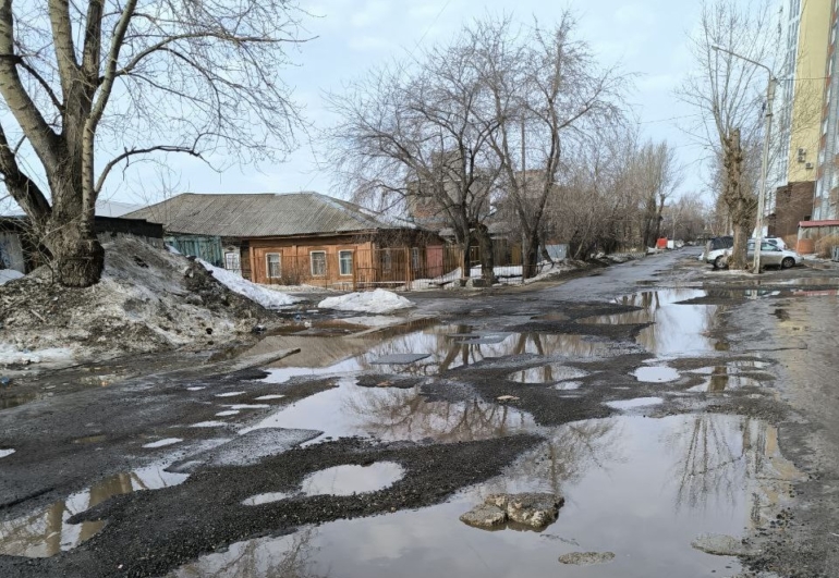 «Каждый год болото, а под болотом – ямы»: томичи жалуются на состояние дорог