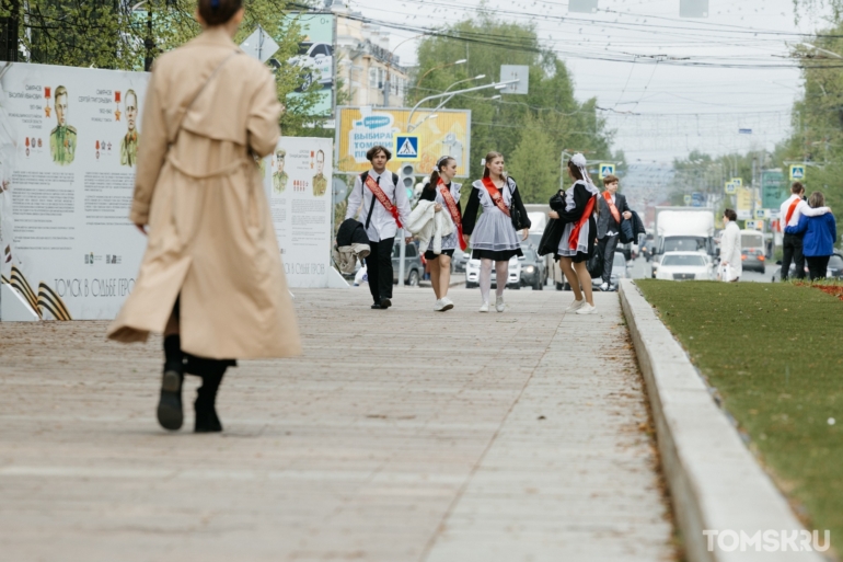 Банты, ленты и немного слез: в Томске прошли Последние звонки. Фоторепортаж