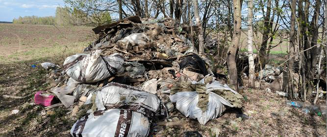 Доски и мешки с мусором: большую нелегальную свалку нашли в Томском районе