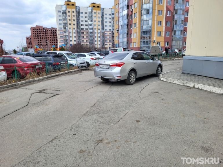 Мастера томской парковки: тротуары против дорог