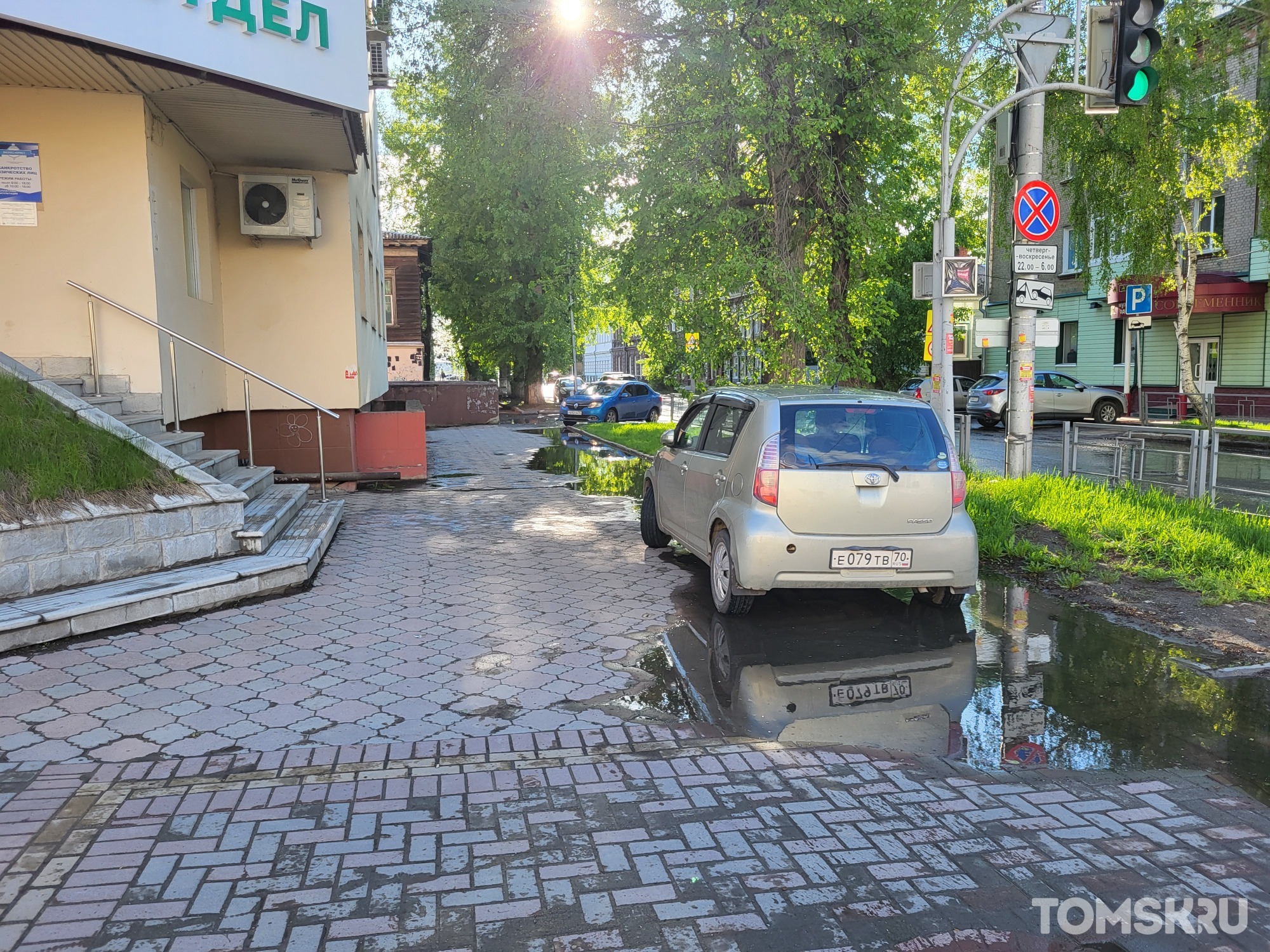 Мастера томской парковки: путешествие в царство заставленных тротуаров •  TOMSK.RU