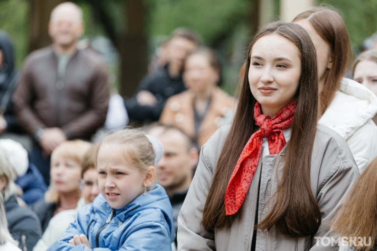 Банты, ленты и немного слез: в Томске прошли Последние звонки. Фоторепортаж