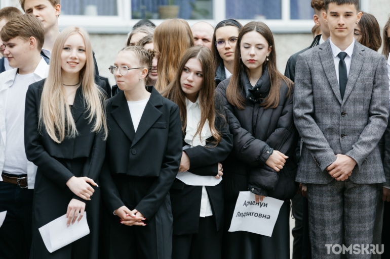 Банты, ленты и немного слез: в Томске прошли Последние звонки. Фоторепортаж