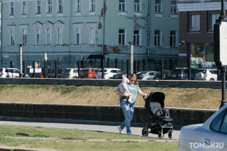 Больше прогулок и меньше одежды: как томичи встретили теплую погоду. Фоторепортаж