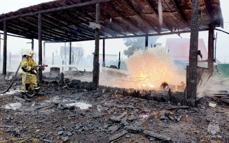 В деревне под Томском сгорело 420 «квадратов» пилорамы