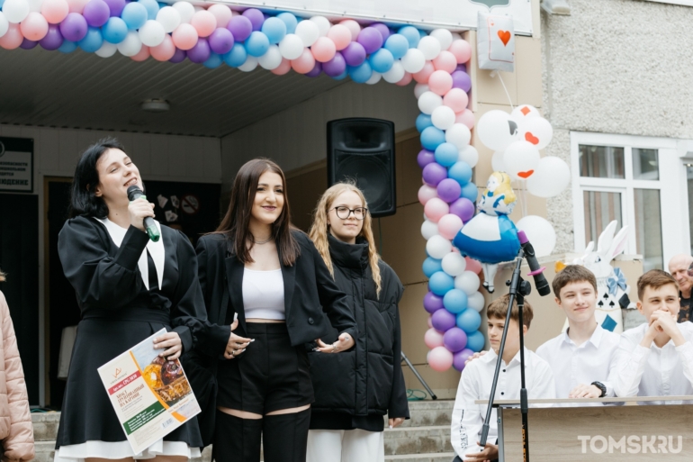 Банты, ленты и немного слез: в Томске прошли Последние звонки. Фоторепортаж