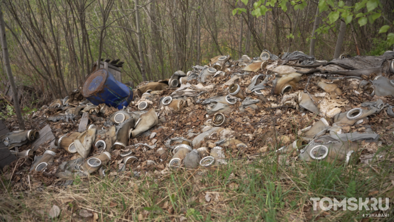 Сотни выброшенных противогазов обнаружили возле поселка Спутник. Недавно там нашли свалку с останками животных