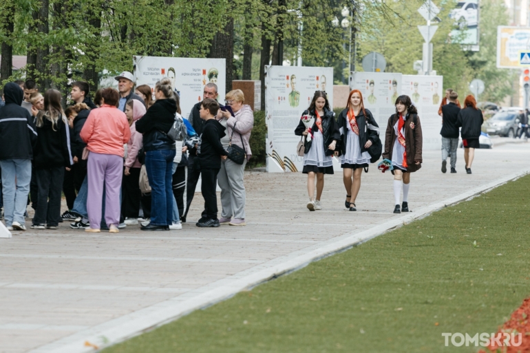 Банты, ленты и немного слез: в Томске прошли Последние звонки. Фоторепортаж