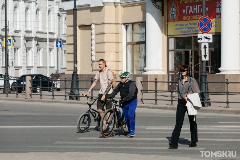 Больше прогулок и меньше одежды: как томичи встретили теплую погоду. Фоторепортаж