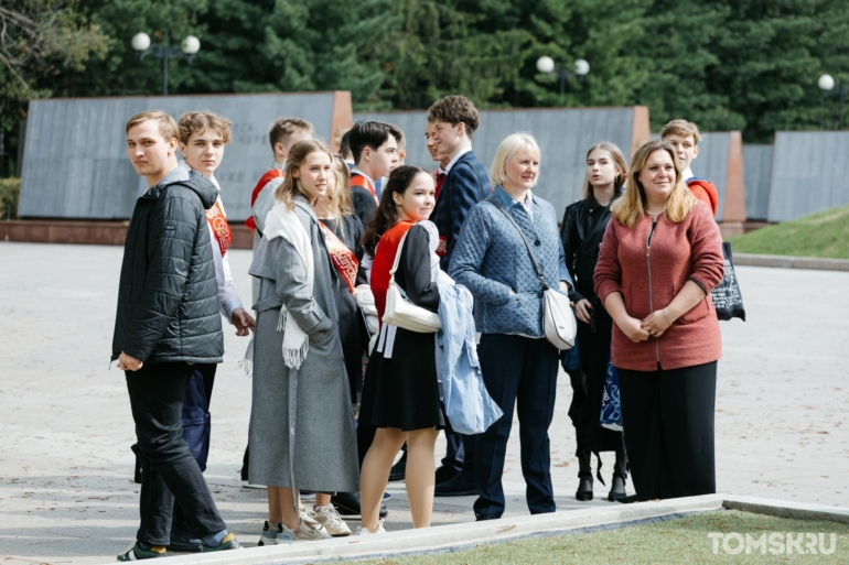 Банты, ленты и немного слез: в Томске прошли Последние звонки. Фоторепортаж